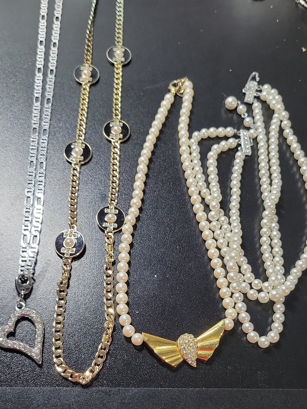 Women's vintage necklace lot
